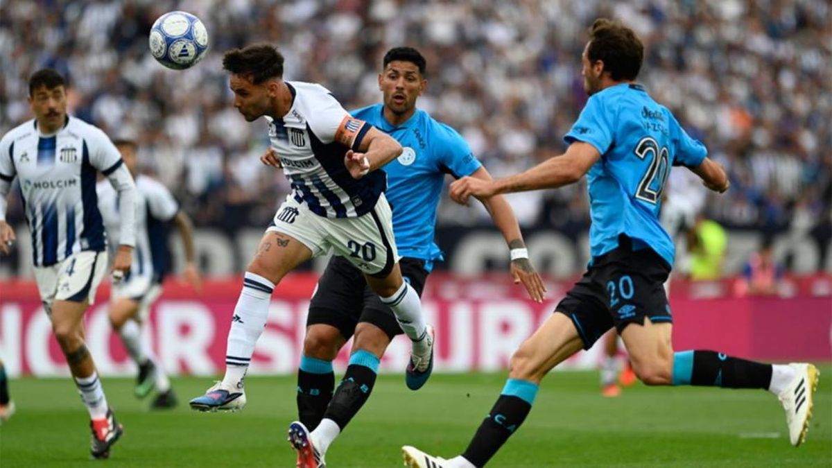 Belgrano golpeó sobre el final ante Talleres y se quedó con el clásico cordobés