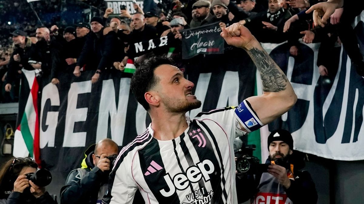 La inesperada lesión de un futbolista de la Juventus: un hincha quiso festejar y todo terminó mal