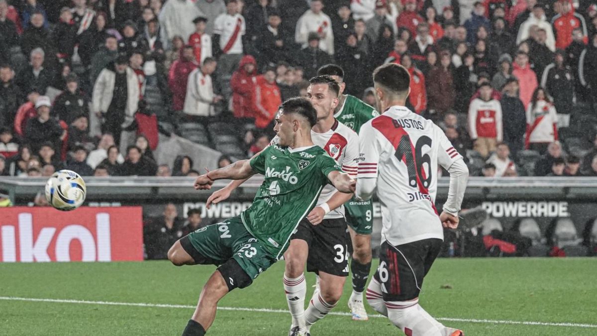 Sarmiento golpeó primero y vence a River en Junín por el Torneo Clausura