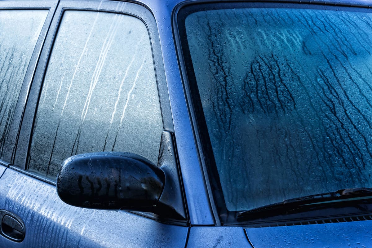 De forma rápida y eficaz: el truco oculto para desempañar el vidrio del auto