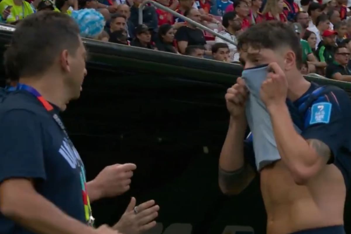 La reacción de Valverde cuando Bielsa lo sacó en el inicio del segundo tiempo contra España